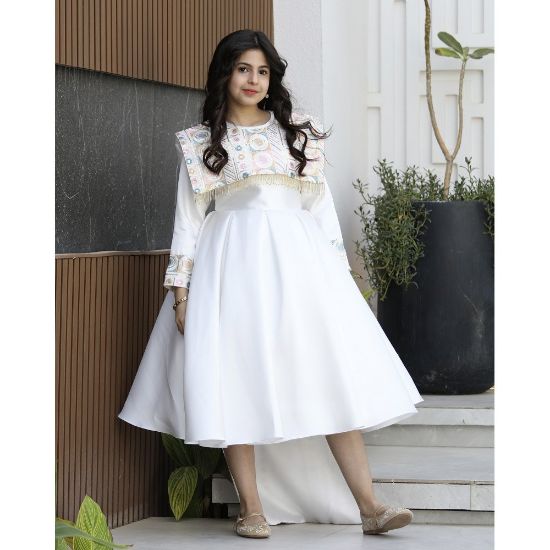 صورة فستان بناتي ميكادو بتطريز دلعة ملونة وذيل طويل مطرز - m3802